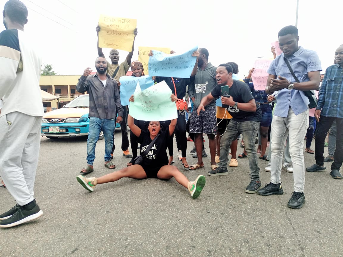 Youth Protest in Akure Against EFCC Raid on Nightclubs, Demand Release of Arrested Individuals