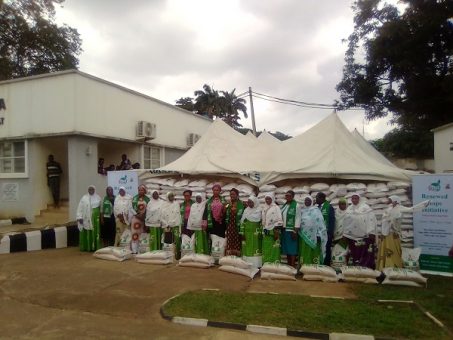 Nigeria’s First Lady Oluremi Tinubu Distributes 1,750 Bags of Rice to Vulnerable Individuals in Oyo State