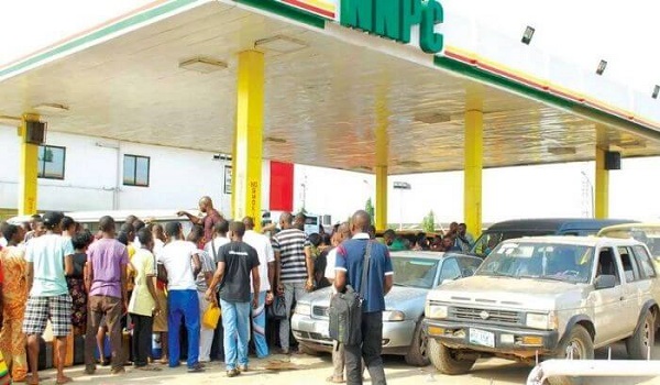 Petrol Scarcity Spreads to Lagos, Prices Surge Amid Long Queues